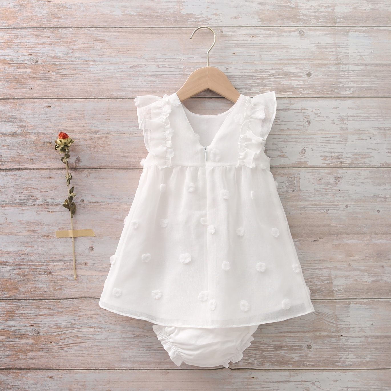Imagen de Vestido bebé con pompones en relieve blanco 