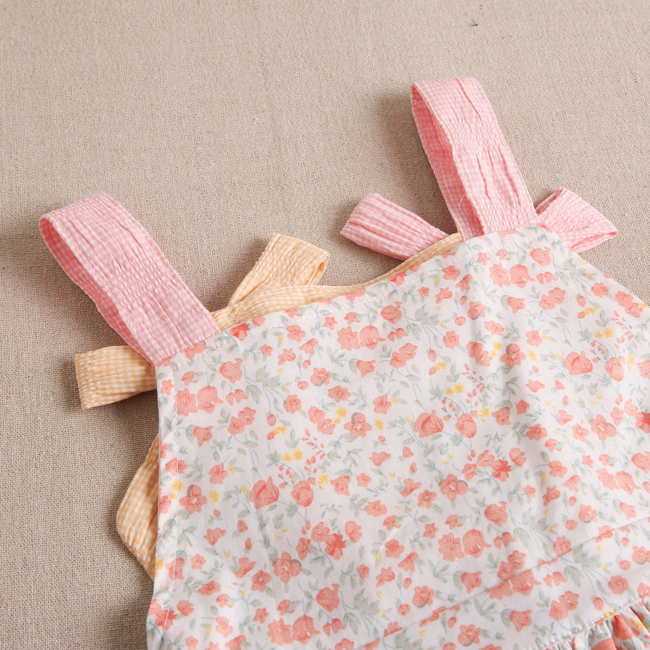 Imagen de Vestido de niña estampado de flores en tonos rosas