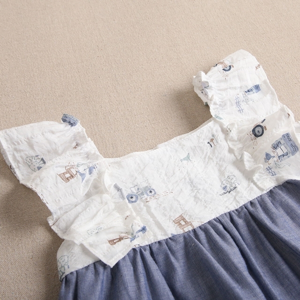Imagen de Vestido de bebé niña con cubrepañal en azul denim combinado con estampado