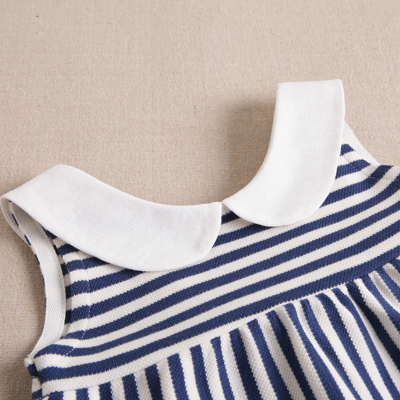 Imagen de Vestido de bebé niña con cubrepañal marinero en rayas blancas y azul marino