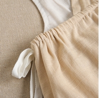 Imagen de Vestido de niña en color beige con tirantes
