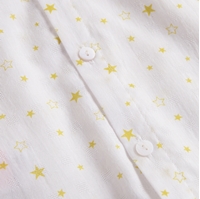 Imagen de Blusa de bebé niña blanca con estampado de estrellas amarillas