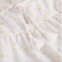 Imagen de Vestido de niña blanco con estampado de estrellas en color amarillo