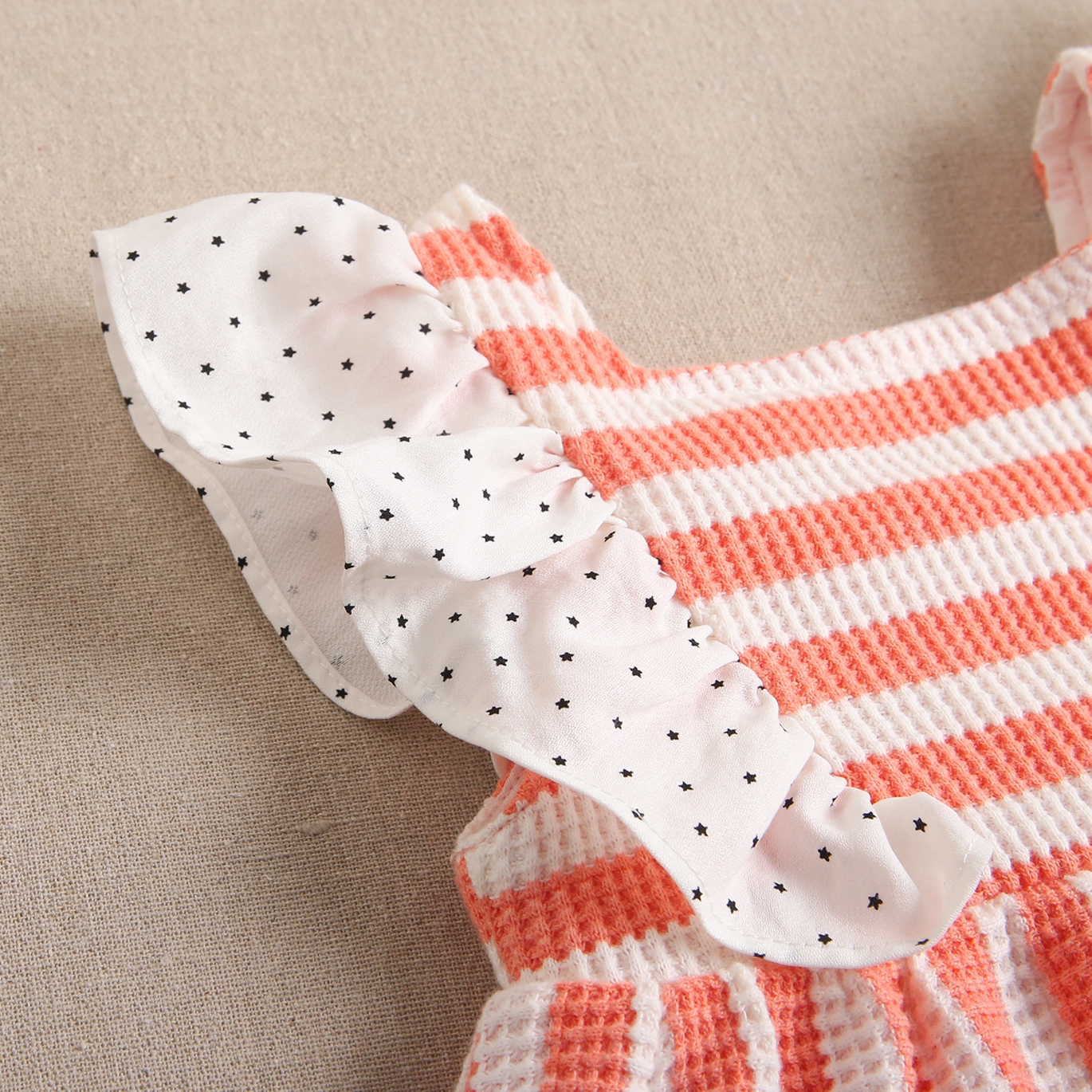Imagen de Vestido de bebé niña con cubrepañal de rayas coral y blancas