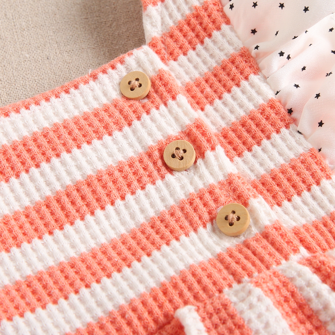 Imagen de Vestido de bebé niña con cubrepañal de rayas coral y blancas