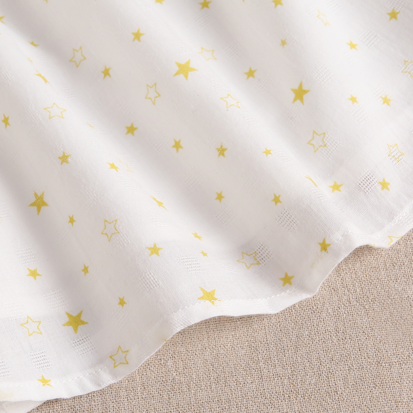 Imagen de Blusa teen blanca con estampado de estrellas amarillas