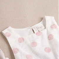 Imagen de Vestido de bebé niña con cubrepañal en rosa combinado con estampado
