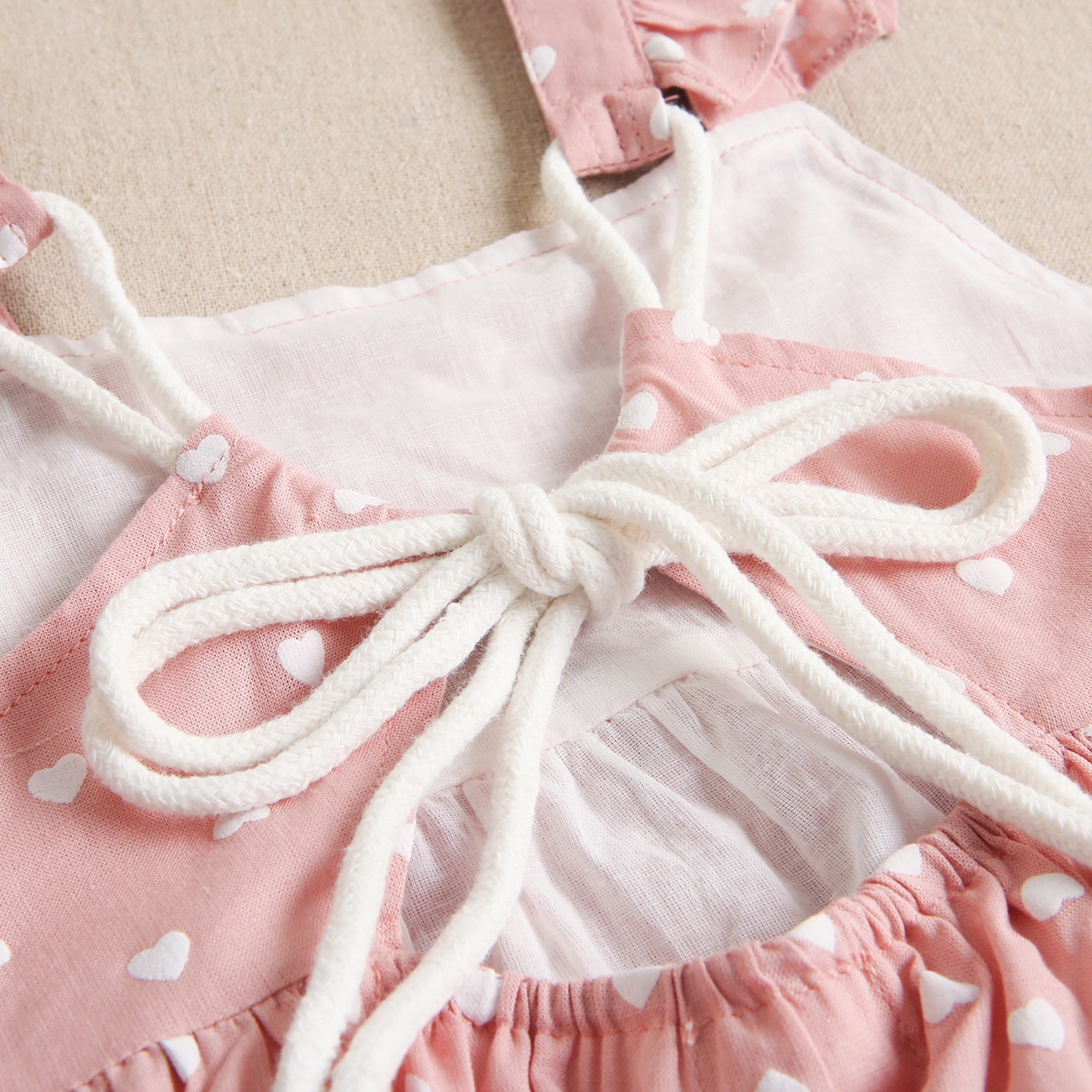 Imagen de Vestido de niña con vuelo rosa y corazones blancos