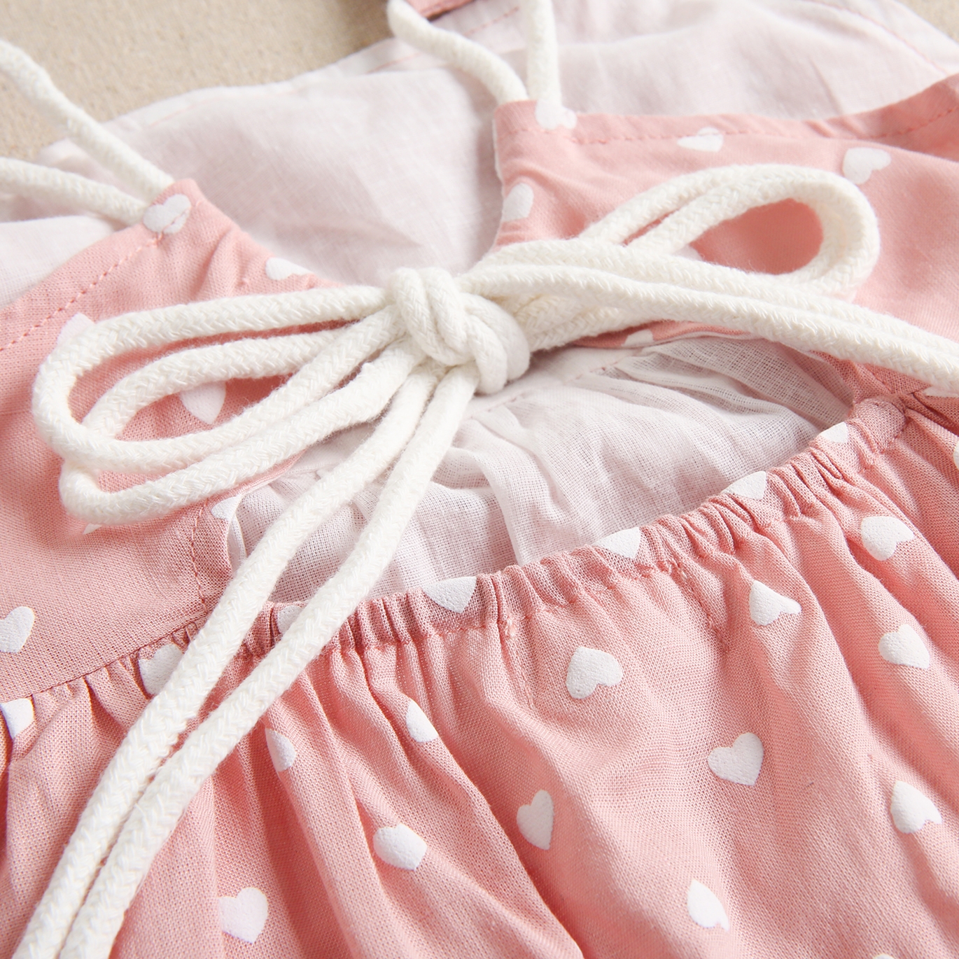 Imagen de Vestido de niña con vuelo rosa y corazones blancos