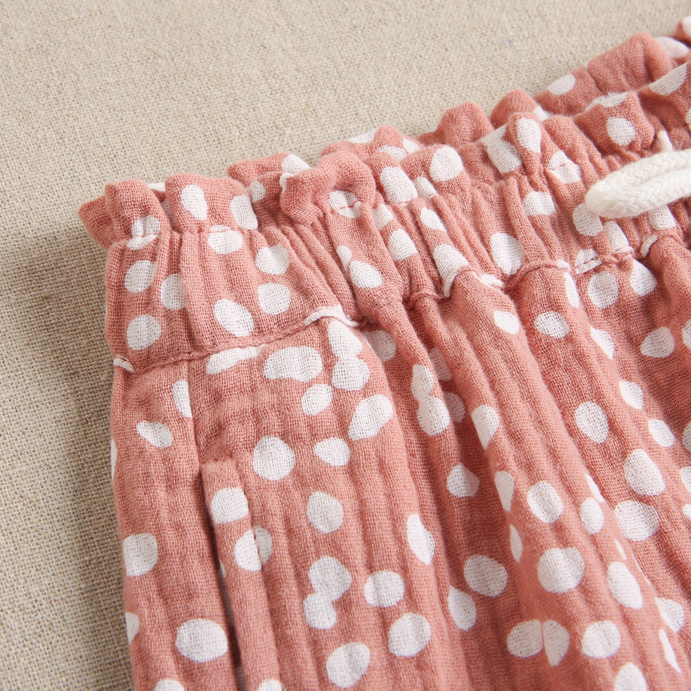 Imagen de Pantalón corto de niña en bambula de color rosa y puntos blancos