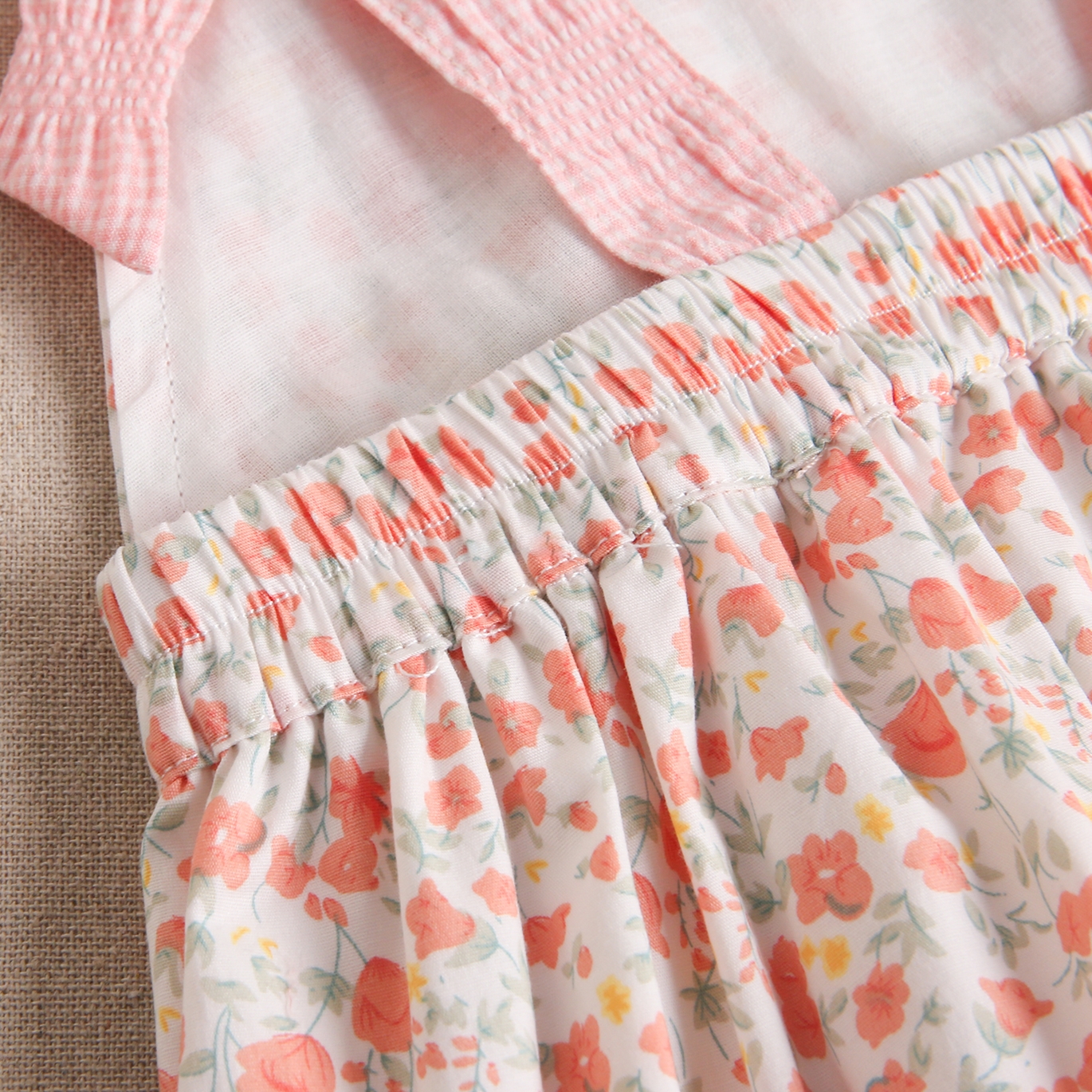 Imagen de Vestido de niña estampado de flores en tonos rosas