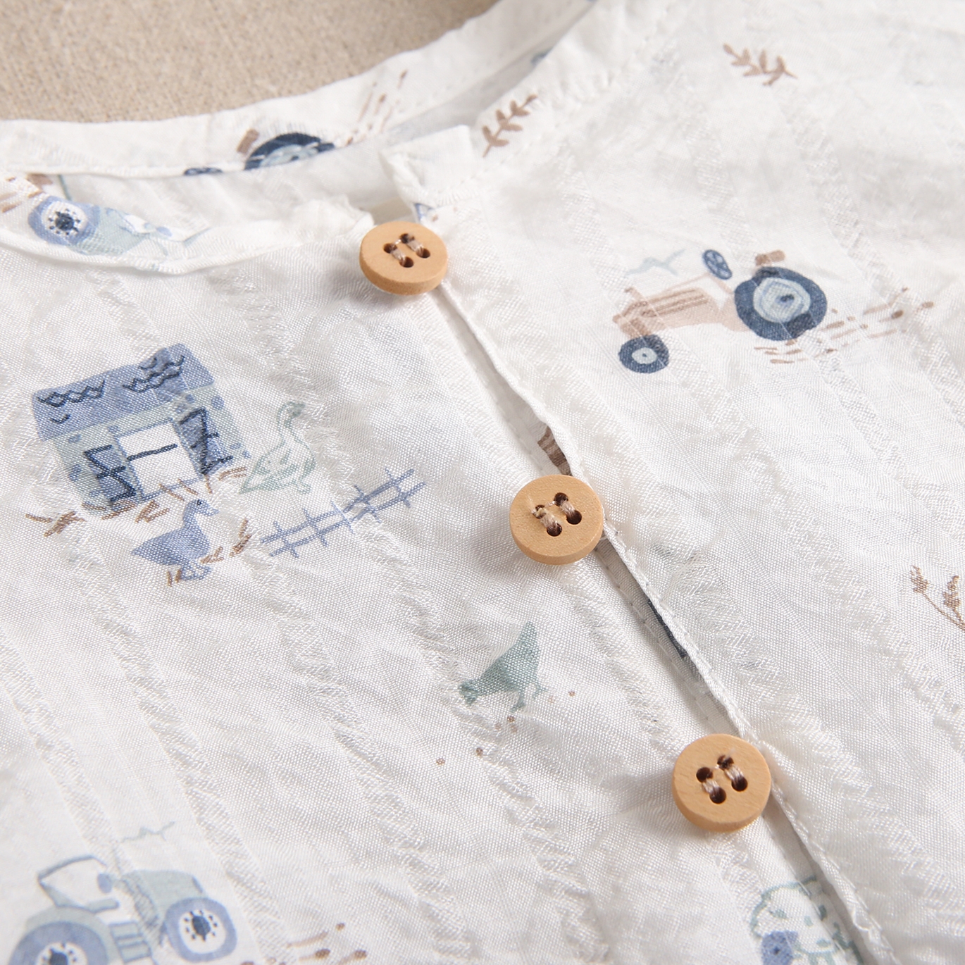 Imagen de Conjunto de bebé niño con camisa blanca estampada y pantalón azul denim
