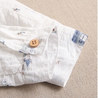 Imagen de Conjunto de bebé niño con camisa blanca estampada y pantalón azul denim