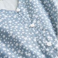 Imagen de Blusa teen azul grisacéo con estrellas en blanco