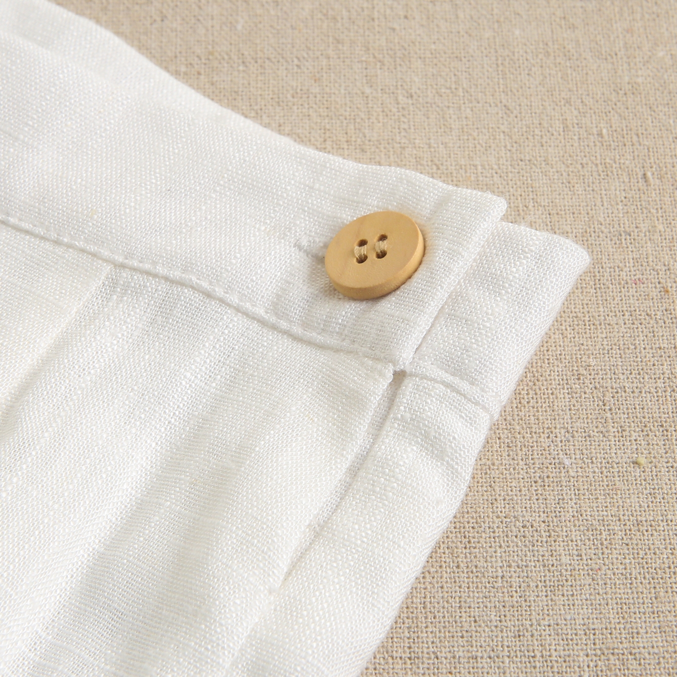 Imagen de Pololo de bebé niño blanco con botones de madera