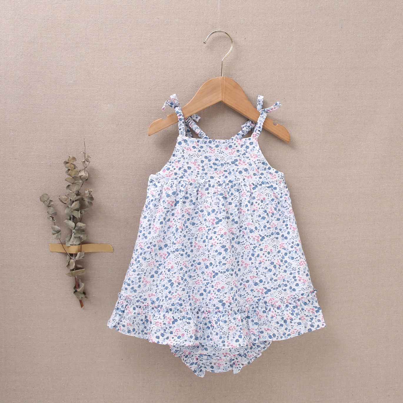 Imagen de Vestido de bebé niña con cubrepañal estampado de flores en tonos azules