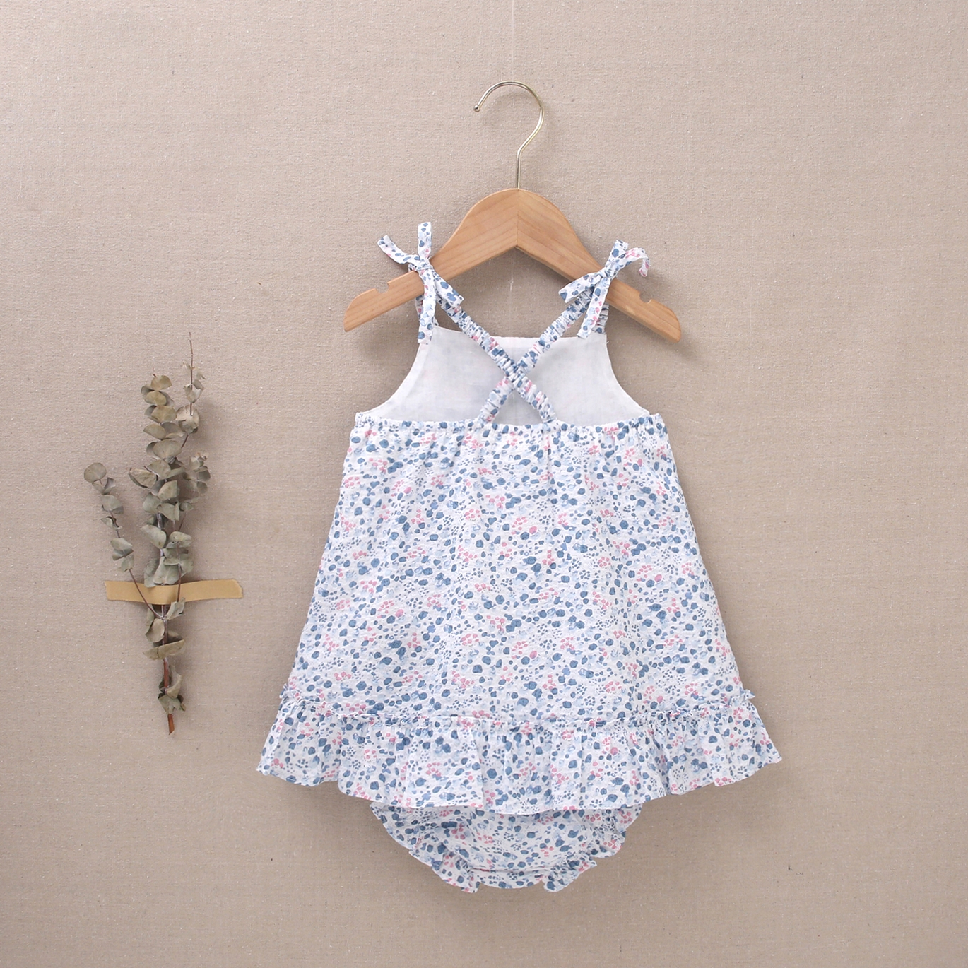 Imagen de Vestido de bebé niña con cubrepañal estampado de flores en tonos azules