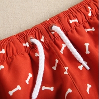 Imagen de Bañador de niño en color rojo estampado de cintura elástica y cordón de color blanco 