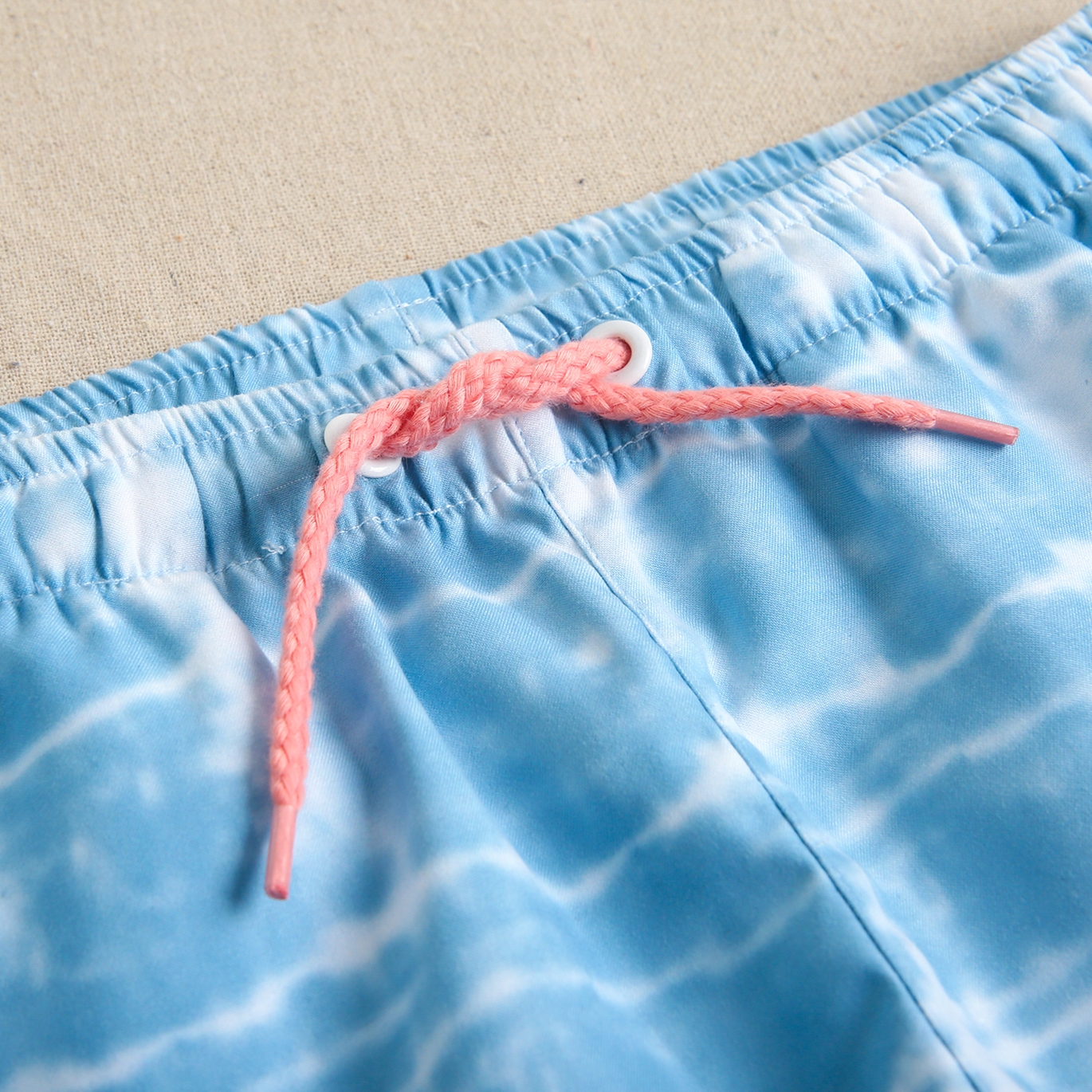 Imagen de Bañador de niño en color azul y blanco con cintura elástica y cordón de color coral