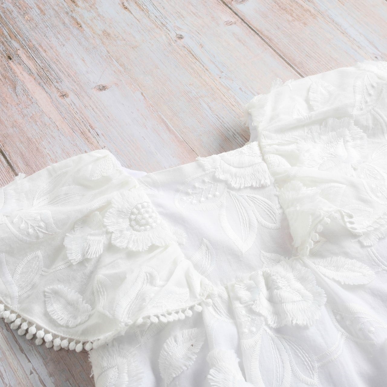 Imagen de Vestido bebé Dalía blanco con manga capa