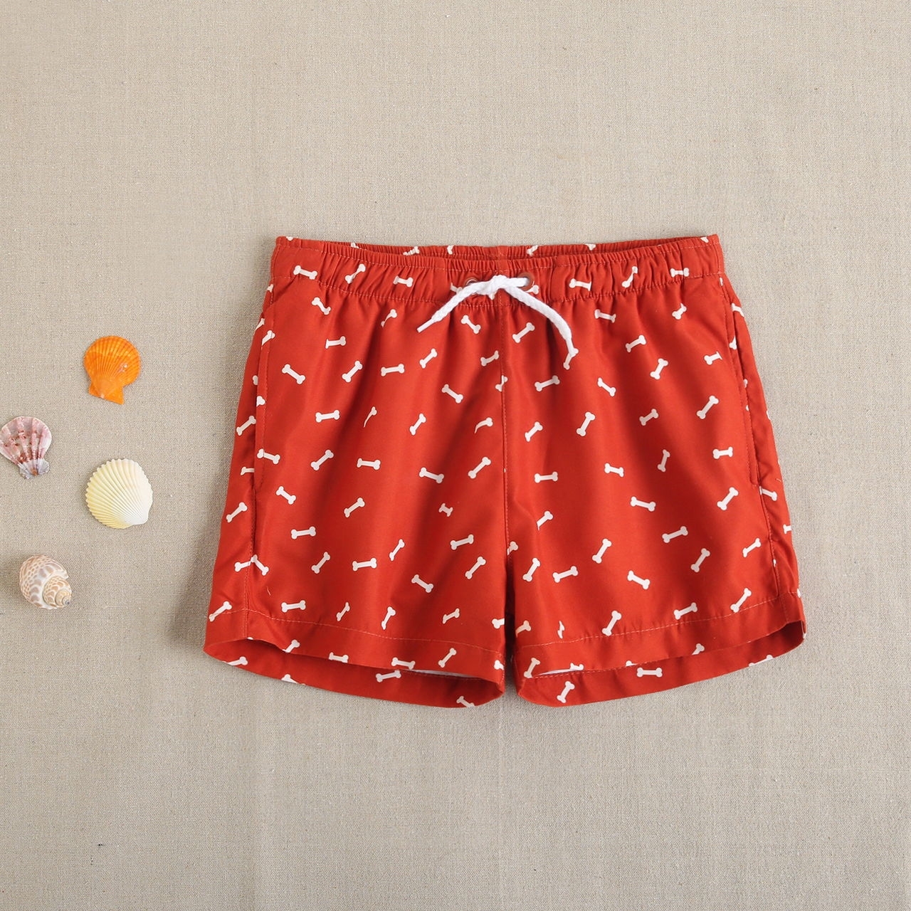 Imagen de Bañador de niño en color rojo estampado de cintura elástica y cordón de color blanco 