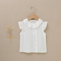 Imagen de Blusa de niña con cuello y mangas con volantes en color blanco y estampado