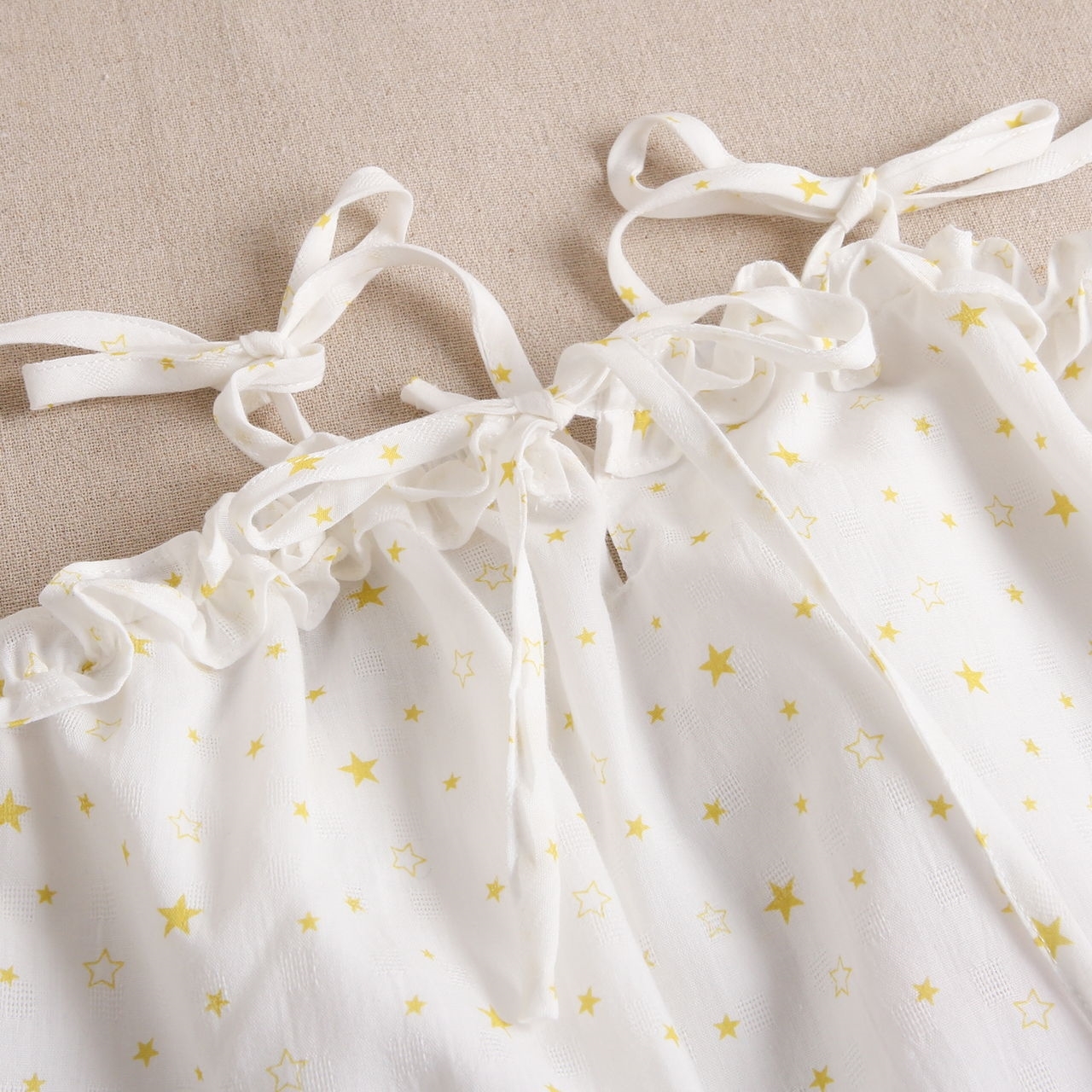 Imagen de Blusa teen blanca con estampado de estrellas amarillas