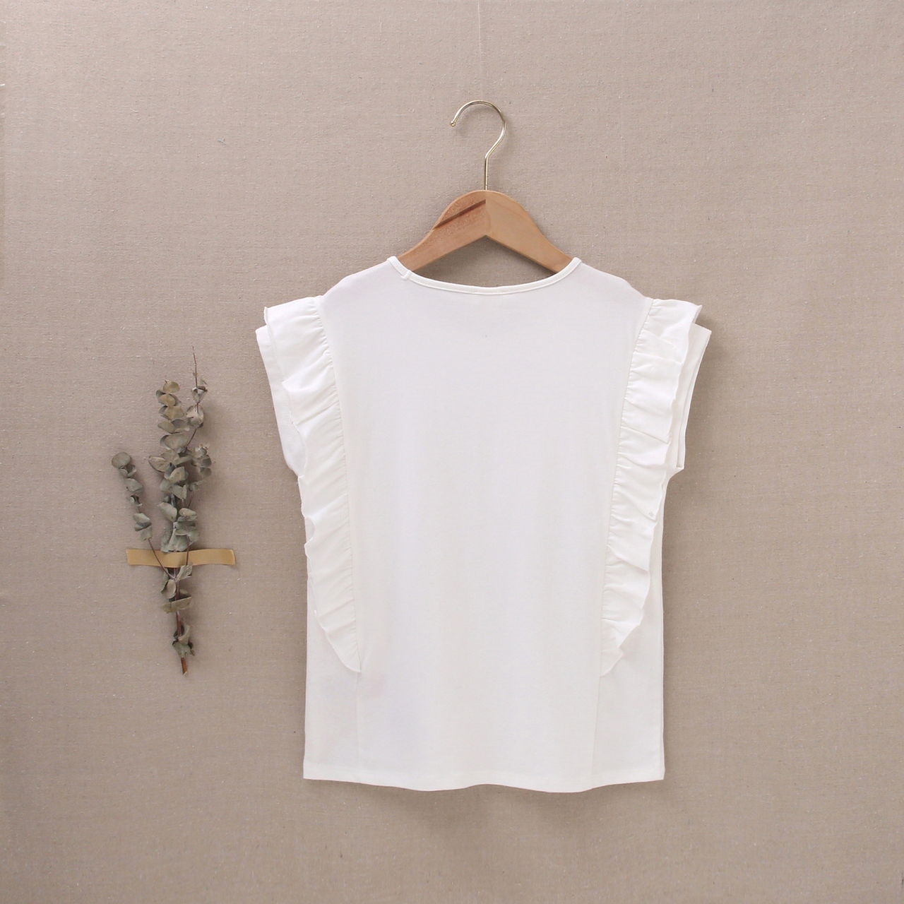 Imagen de Camiseta de niña elastica con volantes laterales y bordado de cereza