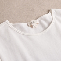 Imagen de Camiseta de niña elastica con volantes laterales y bordado de cereza