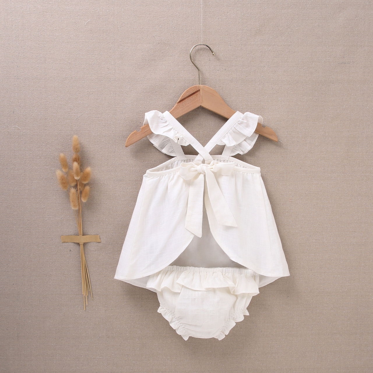 Imagen de Vestido de bebé niña con cubrepañal blanco jesusito
