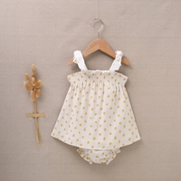Imagen de Vestido de bebé niña con cubrepañal con estampado de lunares en tonos amarillos