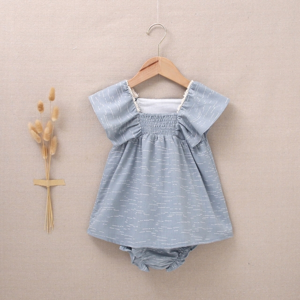Imagen de Vestido de bebé niña con cubrepañal de color azul