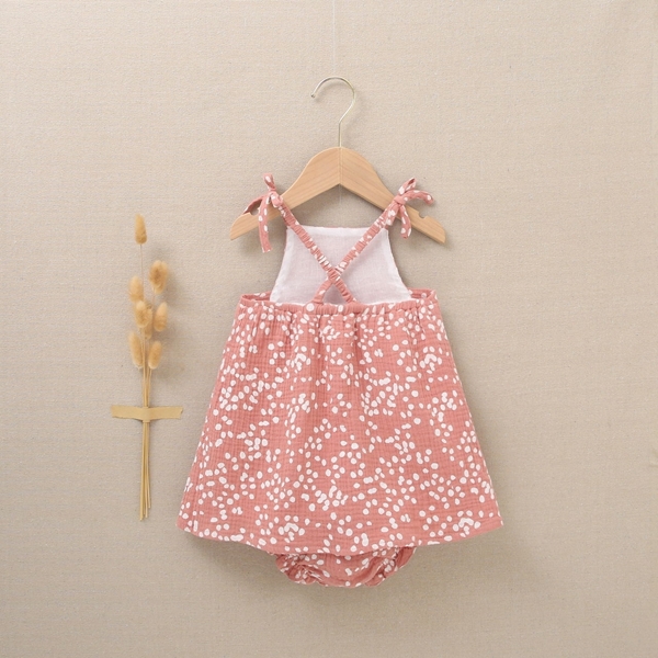 Imagen de Vestido de bebé niña con cubrepañal en bambula color rosa y estampado de topos blancos