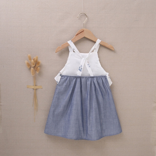 Imagen de Vestido de niña en azul denim combinado con estampado
