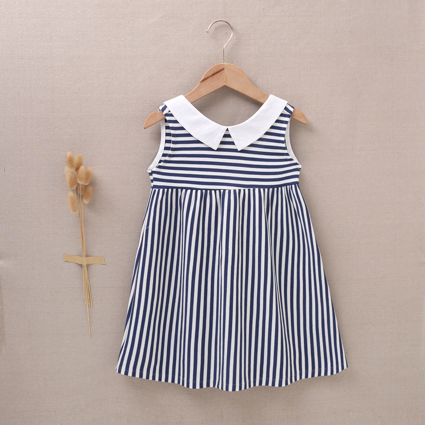Imagen de Vestido de niña marino en rayas blancas y azul marino