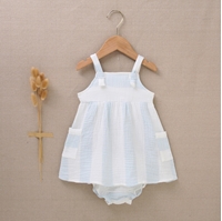 Imagen de Vestido de bebé niña con cubrepañal en bambula de rayas blancas y azul cielo
