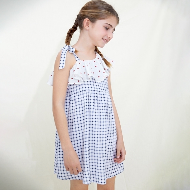 Imagen de Vestido de niña de cuadros blancos y azul marino con volante asimetrico con corazones