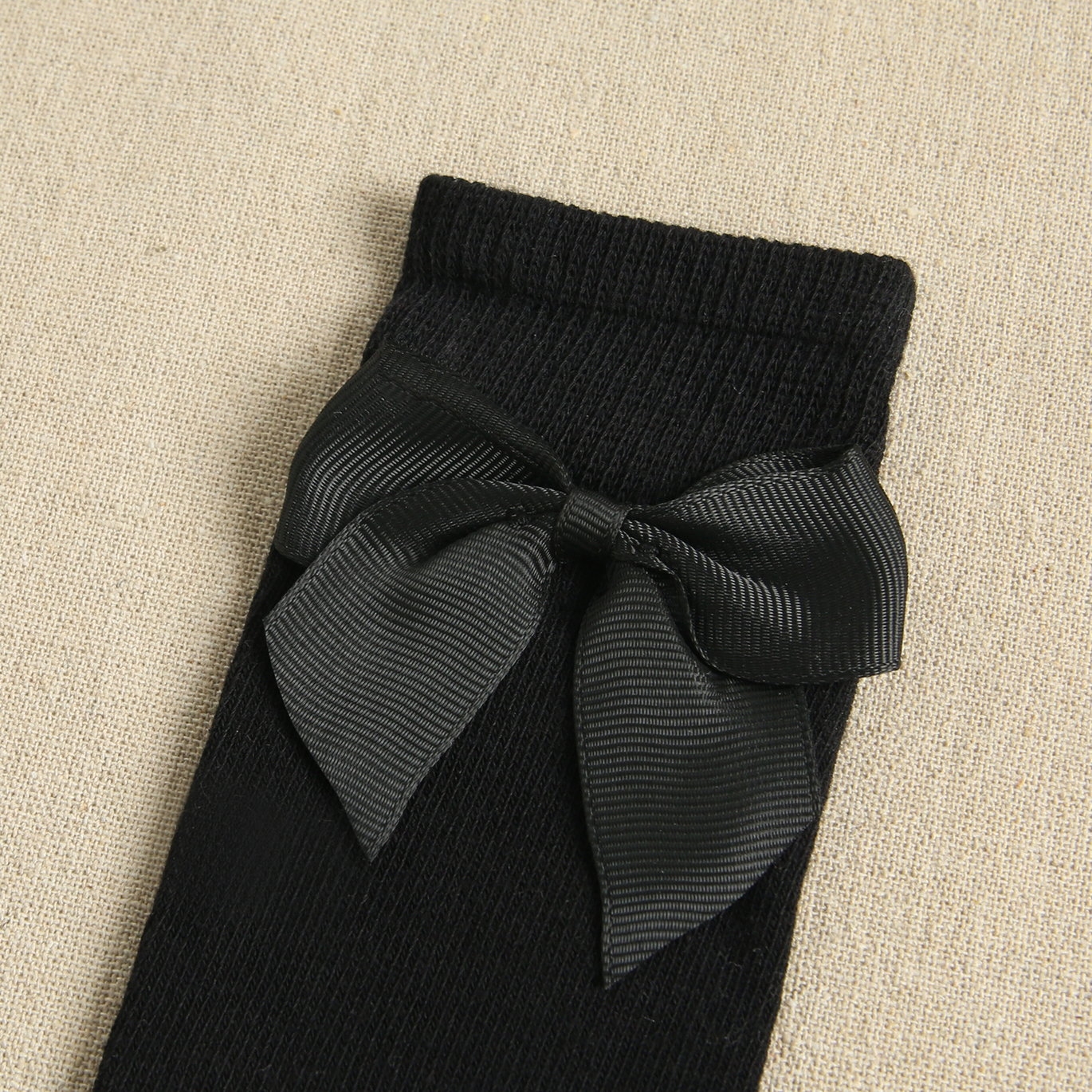 Imagen de Calcetines altos de niña de color negro con lazo 