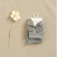 Imagen de Calcetines altos de niña de color gris claro con lazo 