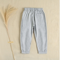 Imagen de Pantalón largo de niño chino de sarga en color gris con cinta al contraste