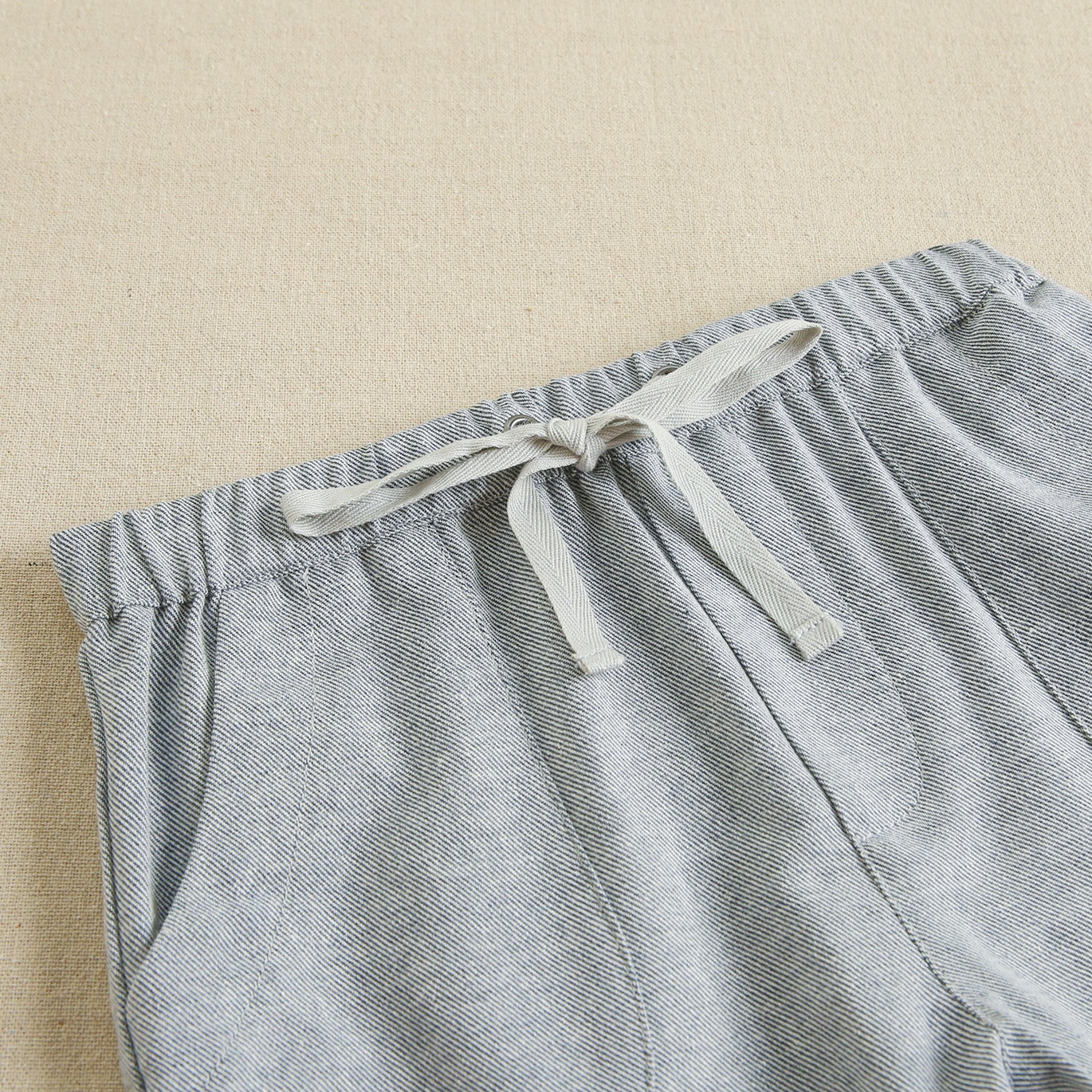 Imagen de Pantalón largo de niño chino de sarga en color gris con cinta al contraste