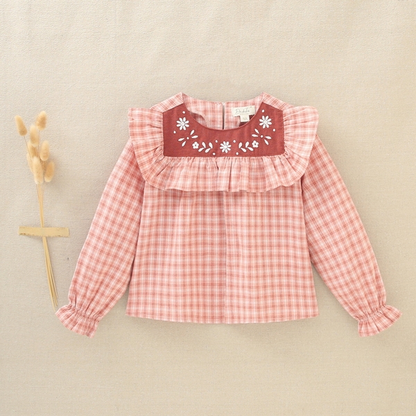Imagen de Camisa de niña con volantes y bordados en color rosa