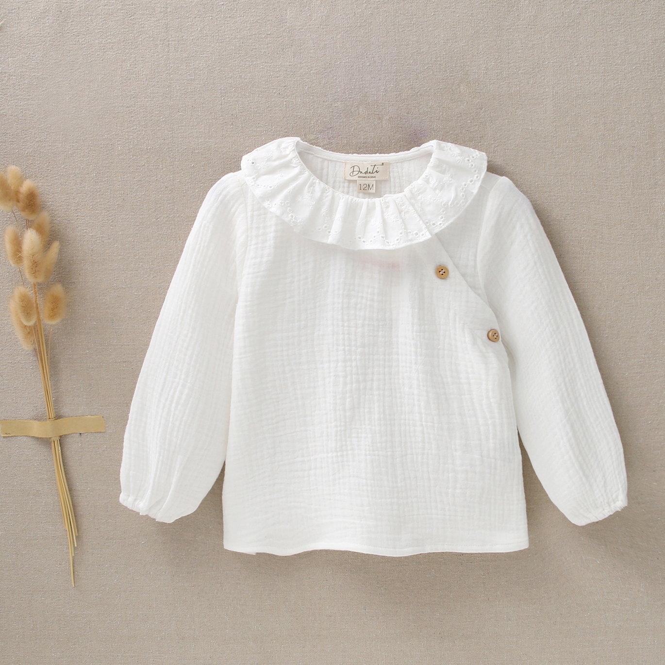 Camisa de bebé niña con cuello volante en blanco. Dadati - Moda infantil