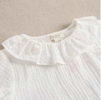 Imagen de Camisa de bebé niña con cuello de volante en blanco