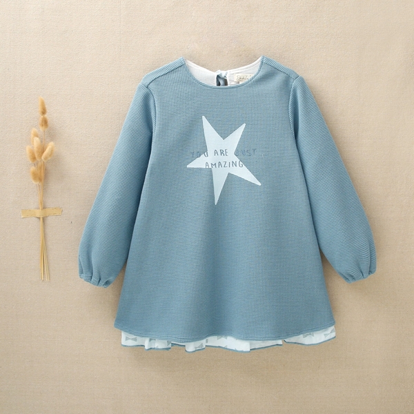 Imagen de Vestido de niña con estampado de estrella y tejido combinado en azul