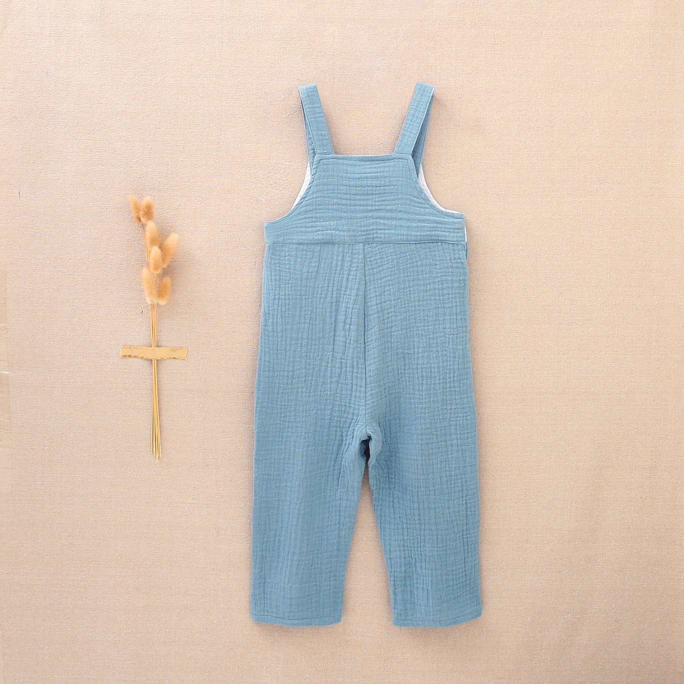 Imagen de Peto de bebé niño de tirantes azul con botones de madera