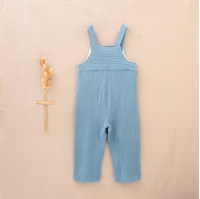 Imagen de Peto de bebé niño de tirantes azul con botones de madera