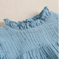 Imagen de Vestido de bebé niña tejido muselina con volantes en color azul
