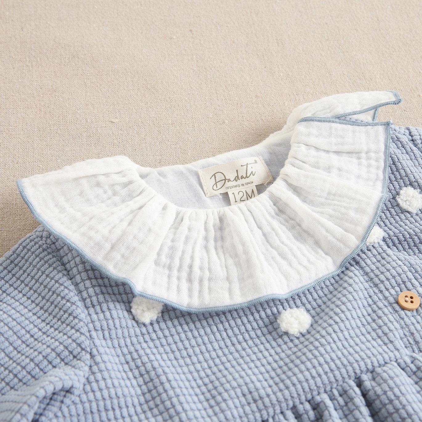 Imagen de Vestido de bebé niña con cuello de volante al contraste y tejido de lunares 