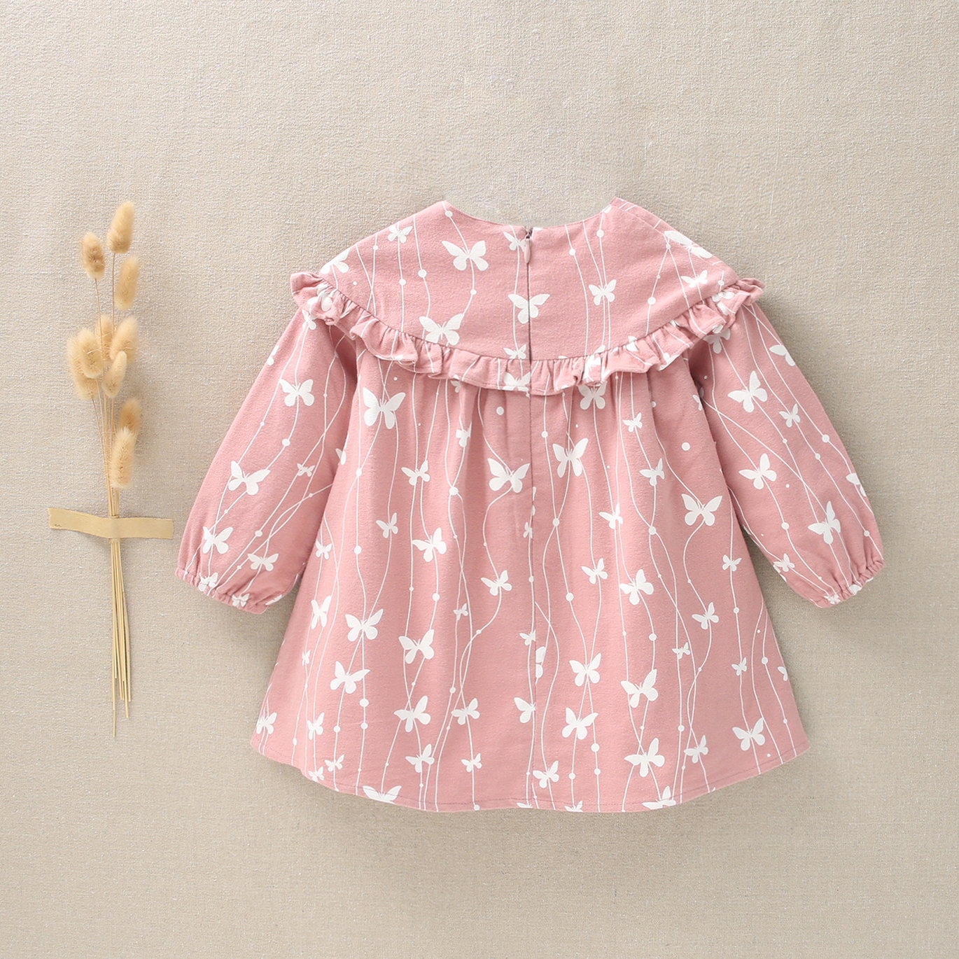 Imagen de Vestido de bebé niña de manga larga con tejido estampado de mariposa rosa